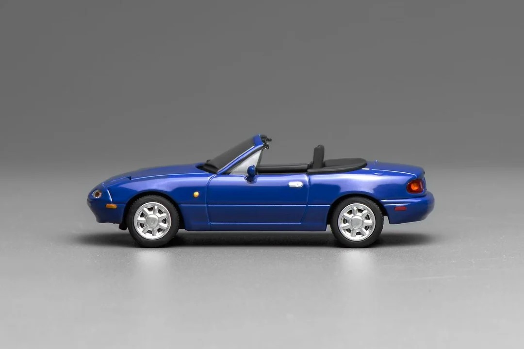 **Preorder** MOTORHELIX 1:64 Mazda MX-5 Miata (NA)LHD - BLUE