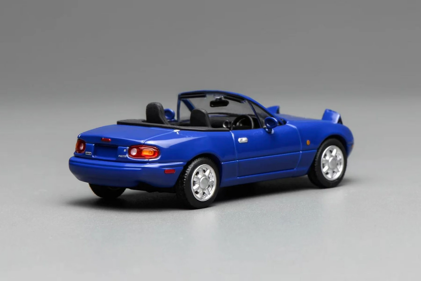 **Preorder** MOTORHELIX 1:64 Mazda MX-5 Miata (NA)LHD - BLUE